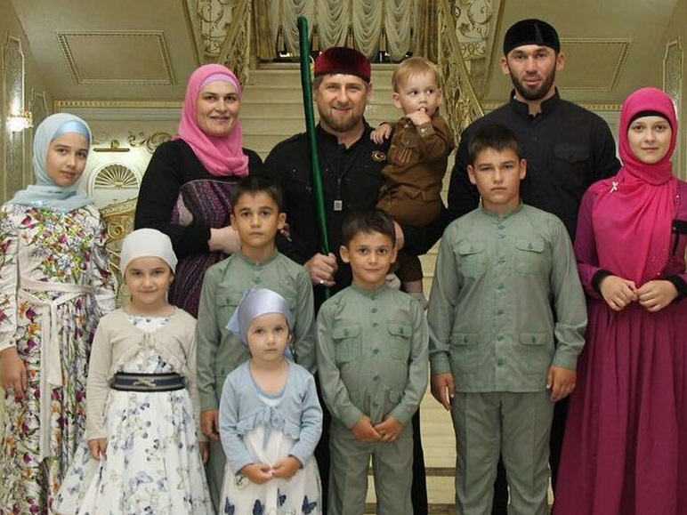 Дети Кадырова. За что супруге главы Чечни дали звание и миллион рублей