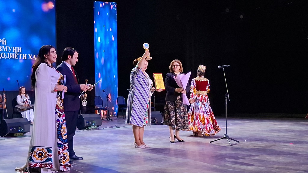 Ҷашнвора-озмуни “Андалеб-2025”: Шоҳҷоиза ба “Дастаи ҳаваскори санъат” аз ноҳияи Шоҳмансур тақдим шуд