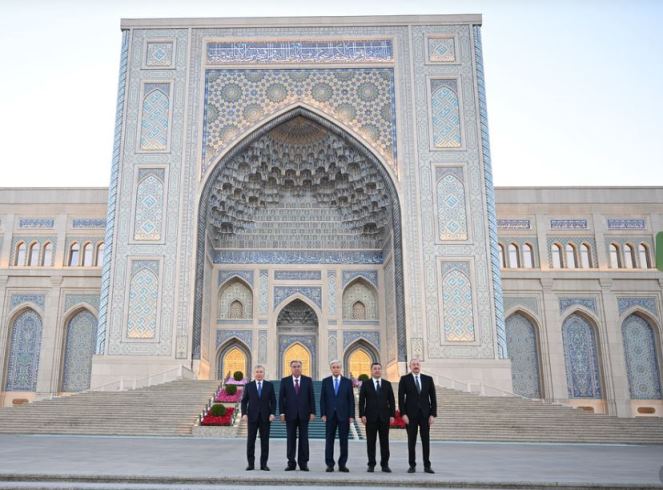 President Emomali Rahmon visits the Center for Islamic Civilization in Tashkent