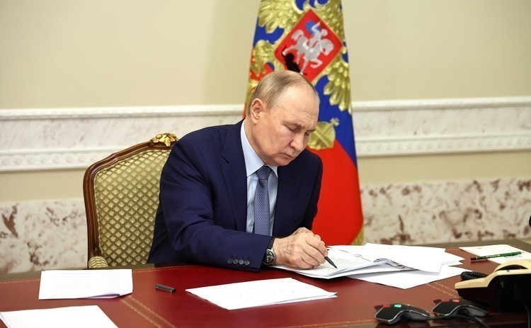 Putin signs decree facilitating resettlement of high-achieving foreign nationals in Russia