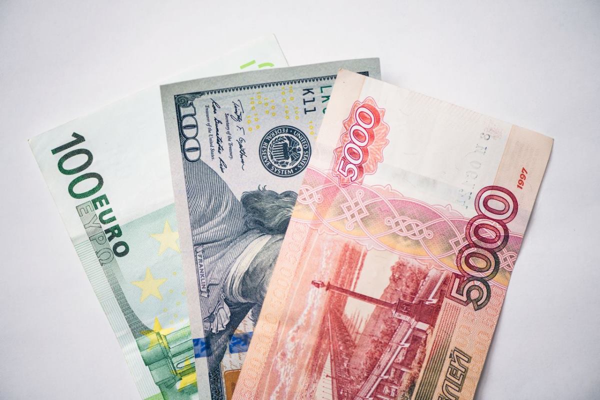 Tajik somoni strengthens against the dollar and the euro in 2025, weakens slightly to the Russian ruble