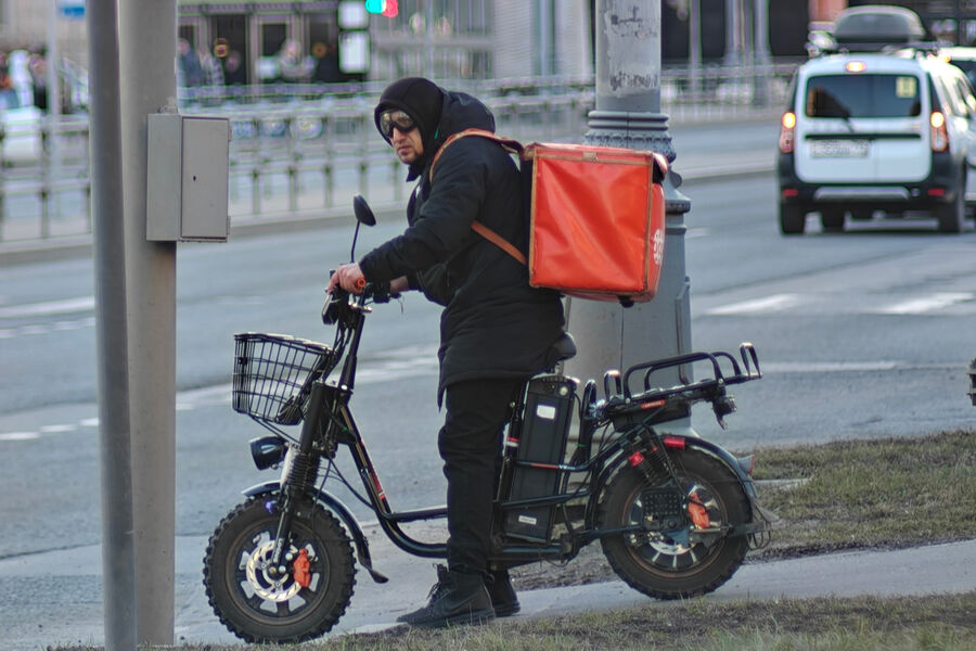 Migrant workers from Tajikistan banned from working as couriers in Rostov region