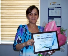 Авиакомпания East Air вручила стотысячному пассажиру бонусную карту и мобильный телефон  