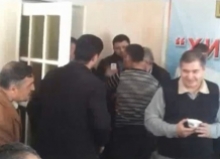 Ба дафтари кории ҲСДТ ин дафъа мардон ҳамла карданд