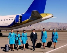 Бортпроводницы Ист Эйр будут встречать пассажиров в бирюзовом