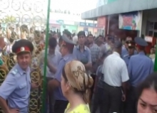 Дар ноҳияи Ҷаббор Расулов тоҷирон бо ҳуҷум ба фурӯшгоҳҳо даромаданд