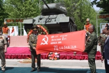 Турсунзаде принял Знамя Победы