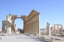 ИГ уничтожило Триумфальную арку в Пальмире