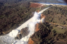 Навори видеои хавфи рахнаи сарбанди бузург дар ИМА