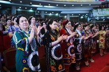 Сарулибоси миллии бонувони тоҷик дар вохӯрӣ бо президент