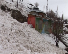 В Хороге расчищают дома, на которые сошла лавина