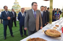 Таъми давраҳои бачагӣ: Зиёфати Эмомалӣ Раҳмон бо нонҳои танӯрӣ