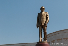 В Ташкенте установили памятник Исламу Каримову