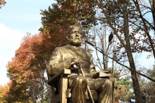 Намоишгоҳи сайёҳӣ дар боғи навсозишудаи Айнӣ