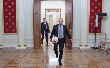 Играющего в футбол Путина сняли в видеоролике к чемпионату по футболу