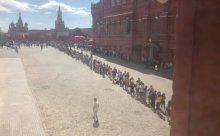 Футбольные болельщики выстроились в километровую очередь в мавзолей к Ленину