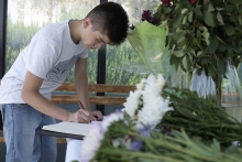 Таджикистанцы выражают солидарность и несут цветы к посольству США в Душанбе