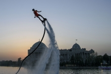 Парящие над водой: в Душанбе впервые показали шоу на воде