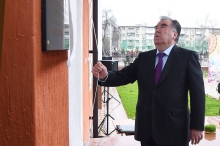Президент дарҳои мактаби навро барои кӯдакон дар Душанбе боз намуд