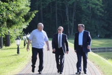 Мулоқоти Раҳмону Лукашенко ва Путин сари як пиёла чой