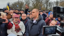 В Украине произошли беспорядки из-за приезда эвакуированных из Уханя сограждан. ​​​​​​​Их забрасывали камнями
