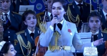 Сурудхонии Нигина Амонқулова бо сарулибоси ҳарбӣ