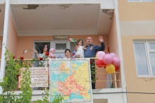 В Бустоне учителя спели песню «День Победы» на балконах своих квартир