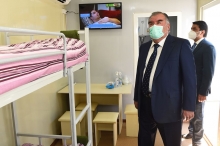 Президент ва раиси пойтахт бо шароити беморхонаҳои муваққатии пойтахт шинос шуданд