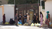 Малоимущие и бомжи в Душанбе получили помощь