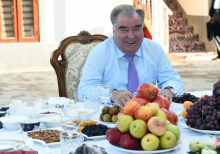 Как Эмомали Рахмон отобедал в гостях у жителей Гиссара и района Рудаки