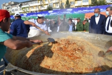 Ёвониҳо дар Бохтар 1 тонна оши палав пухтанд