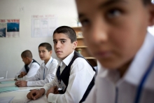 «Вырастешь и будешь дворником или уборщицей». Как усадить ребенка за уроки?