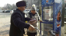 Одамгарӣ намемирад: бознишастаҳое дар Хуҷанд сандуқи нони ройгон гузоштаанд