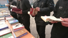 “Азия-Плюс” ба Муассисаи ислоҳии кӯдаконаи Душанбе китоб тақдим кард