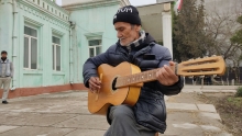 Қиссаи Намоз, ки бо гитор рӯз ба сар мебарад