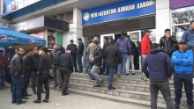 У авиакасс сегодня собирались очереди за авиабилетами в Москву. Люди готовы покупать билеты в долг