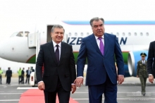 Шавката Мирзиёева лично встретил Эмомали Рахмон