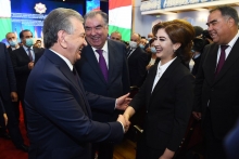Мирзиеёв ба ҷавондухтаре, ки дар васфи ӯву Эмомалӣ Раҳмон шеър хонд, тӯҳфаву нишон додааст