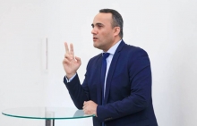 Ёрӣ хостани пайвандони Иззат Амон барои барқарор кардани зарари молие, ки ӯ муттаҳам мешавад