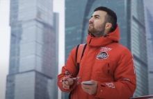 Как курьер из Таджикистана прославился в Москве, вкладывая свои стихотворения в заказы