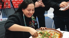 Как Манижа ела курутоб во время интервью на Asia-Plus
