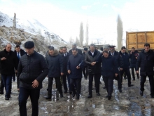 Премьер приехал в Хорог: оценил ущерб, раздал помощь, поручил построить дома оставшимся без крова