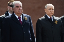 Иштироки Эмомалӣ Раҳмон дар паради Ғалаба дар Маскав