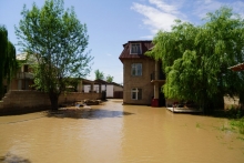 Даромад аз шағал муҳимтар аз амнияти одамон? Шикояти сокинони маҳаллаи селзадаи Ваҳдат аз хунукназарии масъулин