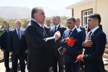 Эмомали Рахмон передал ключи от новых домов пострадавшим от стихии в Нуробаде