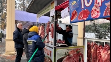 В Душанбе открылись  новогодние ярмарки. Мы сравнили цены на продукты с базаром